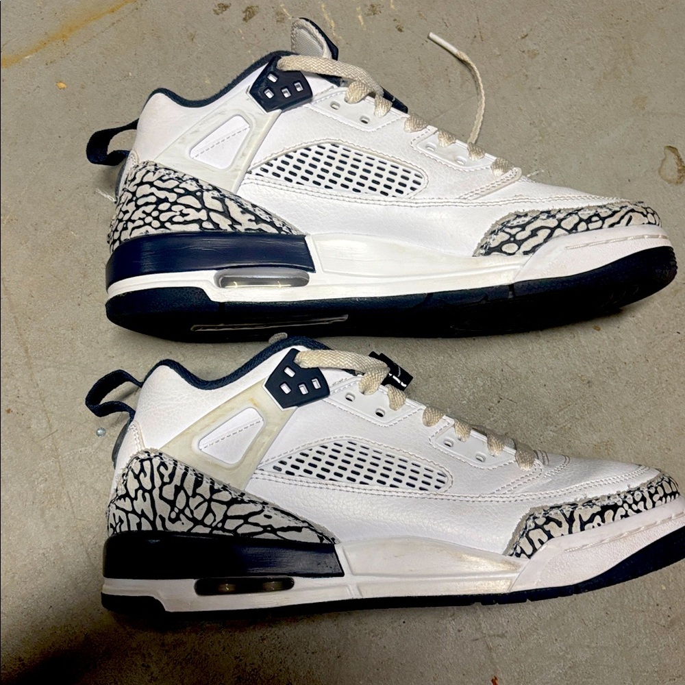 Jordan Spizike White and Black Sneakers, worn a handful of times, size 6Y